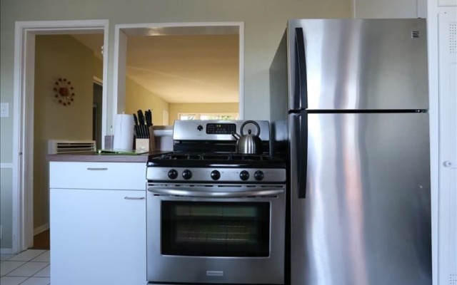 Venice Beachwood - 2 BR Recently remodeled Midcentury Design Suite 5 min Walk to Beach! - MOD 42167