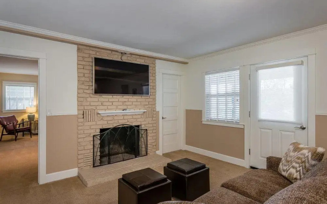 Greenwood 4 Br home by RedAwning