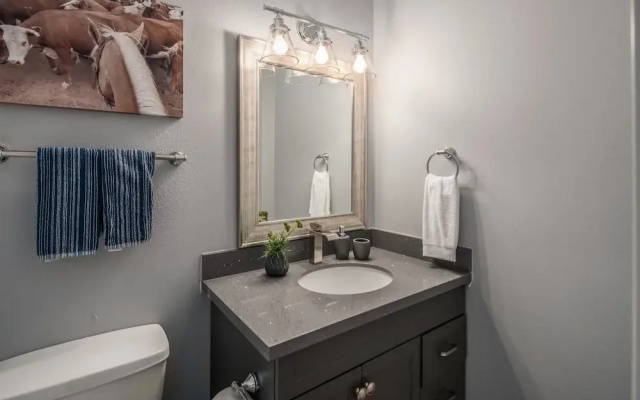 Modern 3BR With Pool Near Old Town by WanderJaunt