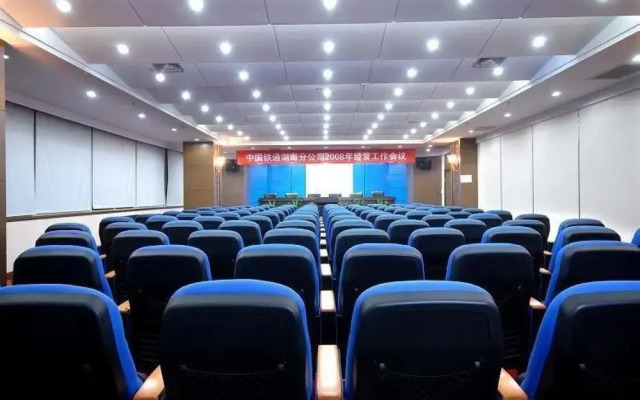 Yannian Tietong Hotel (Hehua Road Metro Station)