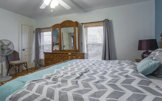 House with 2 King Beds, 4K TV & Wifi - фото 3