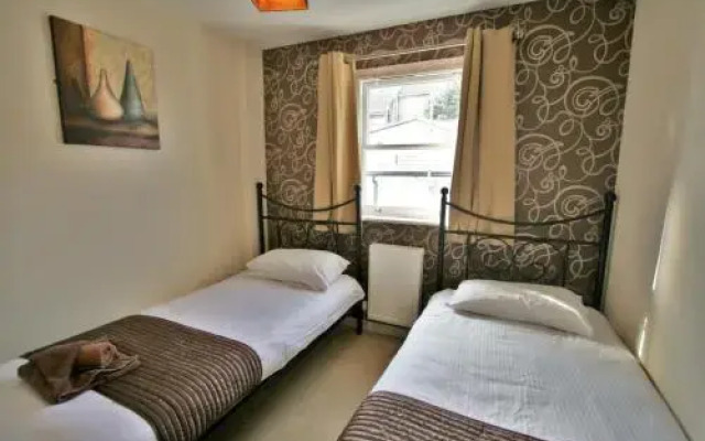 Trinity Lane - Central Cheltenham by RoomsBooked