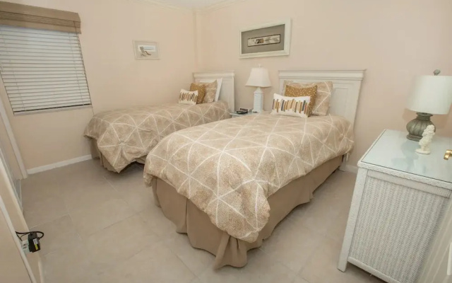 Inlet Reef 305 2 Bedroom Condo by RedAwning