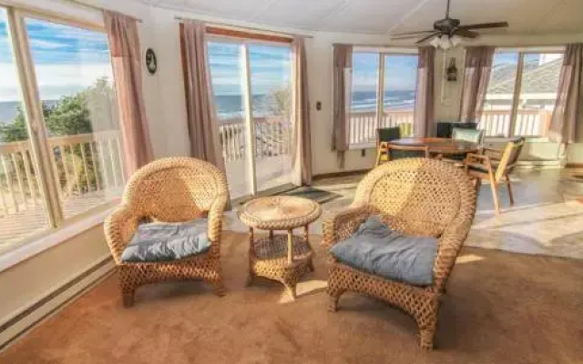 Waive Time - 4 Br home by RedAwning