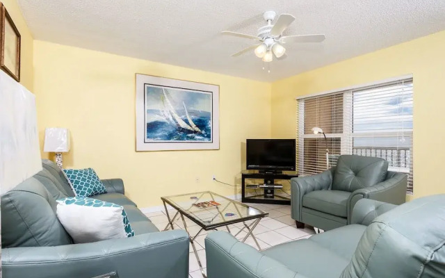 Islander 4007 by RedAwning