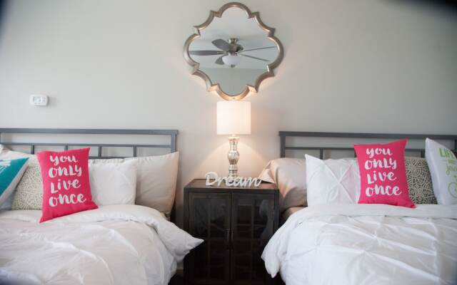 New Nations Home 5 Miles to Downtown