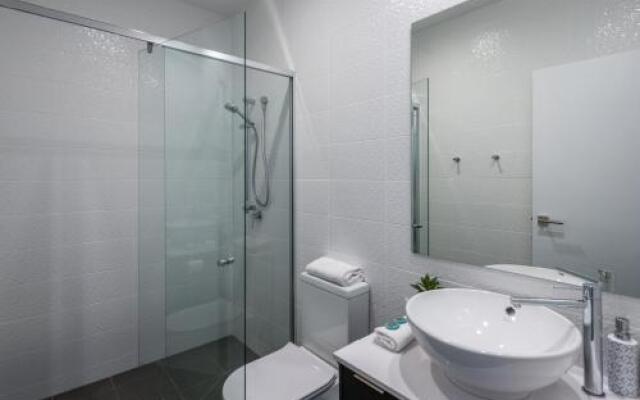 Oxford Steps - Executive 2BR Bulimba Apartment Across from the Park on Oxford St