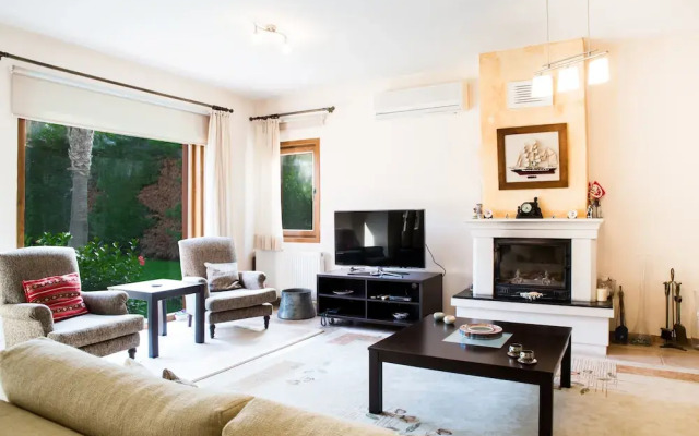 Important Group Villa Alaca
