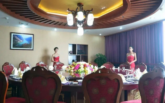 Hongqiao Holiday Hotel