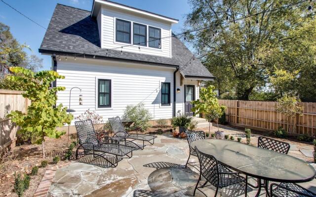 Walk-Friendly Germantown Guest House by RedAwning