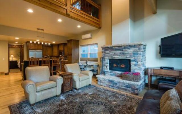 Heavenly Hillside Hangout - 3 Br Home