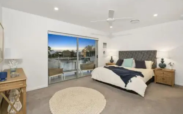 Luxury Canal Front Holiday House