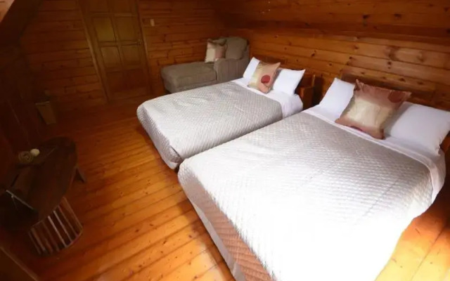 [All natural wood Big Log Home]4Br,2Bath,3Toilets