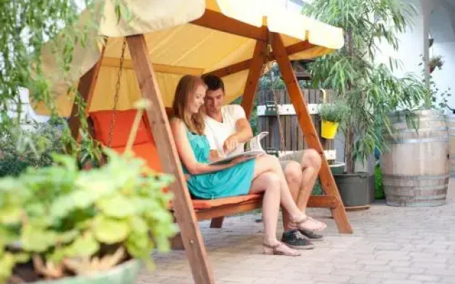 Weinhof & Gästehaus Dombi Weiss