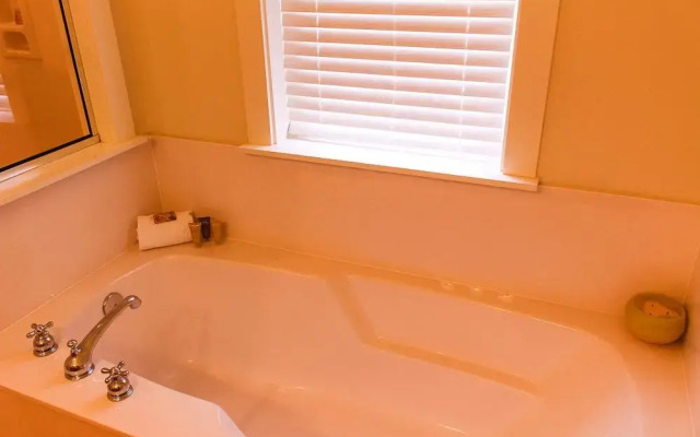 1381 Laurel Grove 3 Bedroom Home by RedAwning