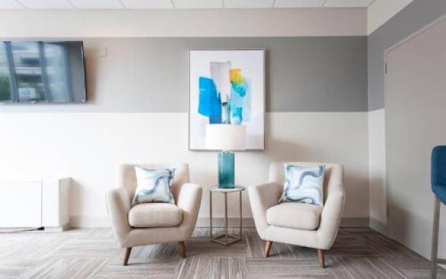 Downtown Convenience with Breathtaking Rooftop Views!