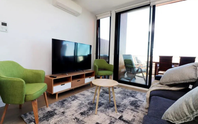 Queen of Northcote Views - Rejuvenate Stays