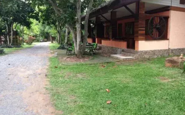 Baan Pak Ruen Rim Nam