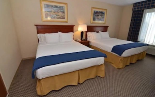 Crossroads Inn And Suites