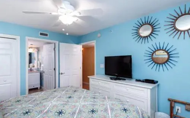 Pelican Isle 406 by RedAwning