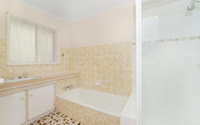 Large family waterfront home with room for a boat - Welsby Pde, Bongaree – Bathroom – Bongaree