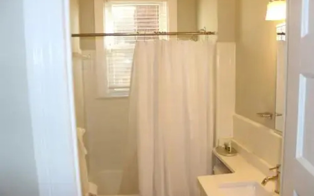 Large DUPLEX Home-Five Minutes to Columbia Heights Metro