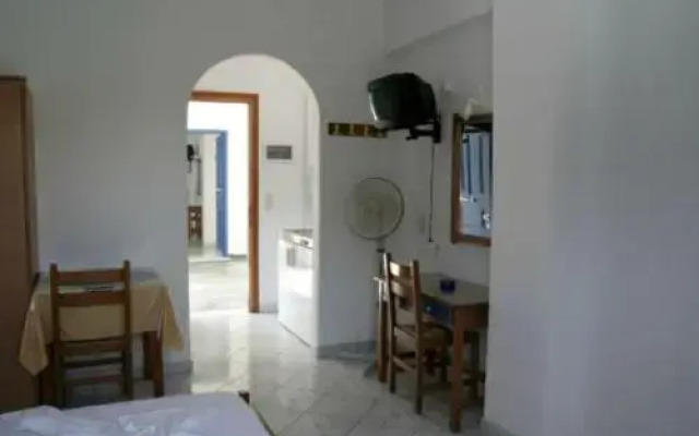 Pavlis Studios & Rooms