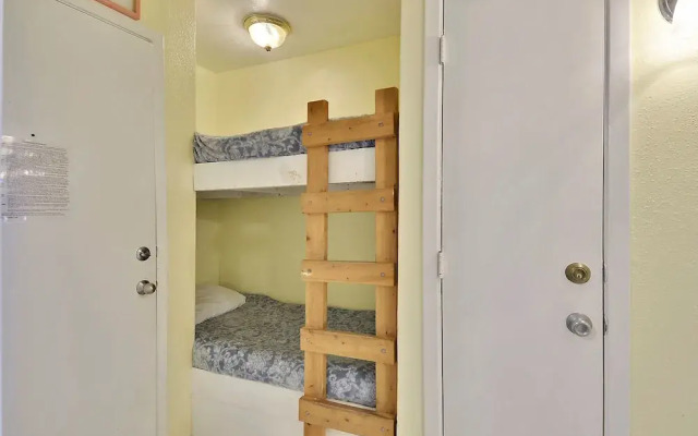 Hula Hut 1 Br condo by RedAwning