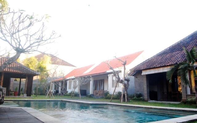 RedDoorz near Batubelig Beach