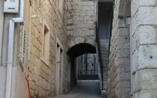 Stone Wall Apartments and Rooms