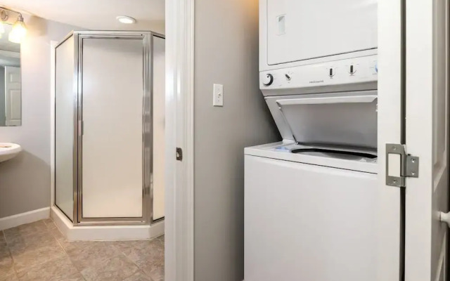 Pelican Isle 215 by RedAwning