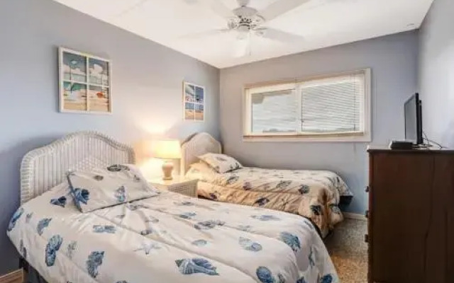Modest Condo with Splendid Sunrise Views by RedAwning