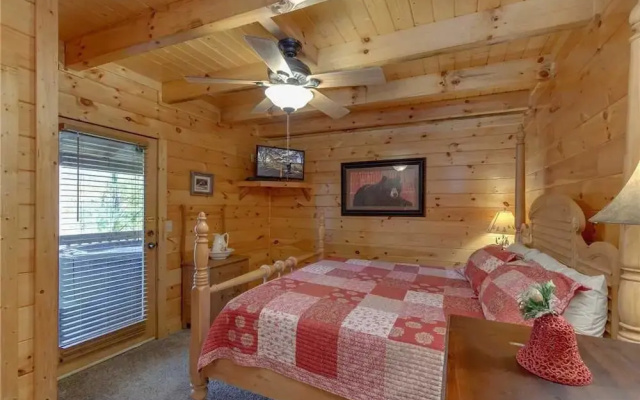 Grin and Bear It - Three Bedroom Cabin
