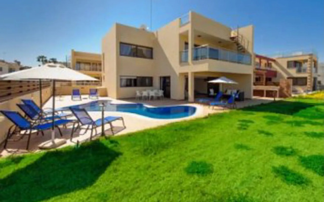 Mike & Lenos Tsoukkas Seaview Apartments