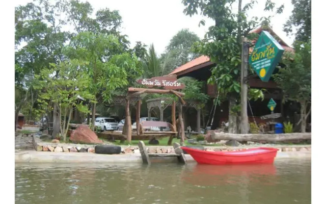 Baansuan Amphawan Resort