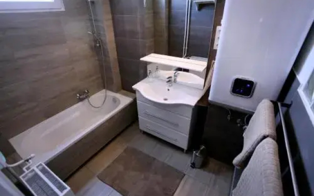 d.Five Premium Studio Szervita Square