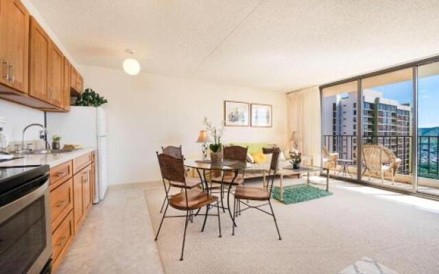 Waikiki Banyan 3411 Ocean View Free Parking