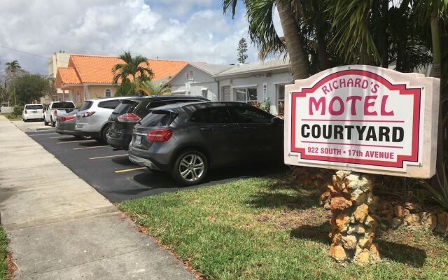 Richards Motel Courtyard