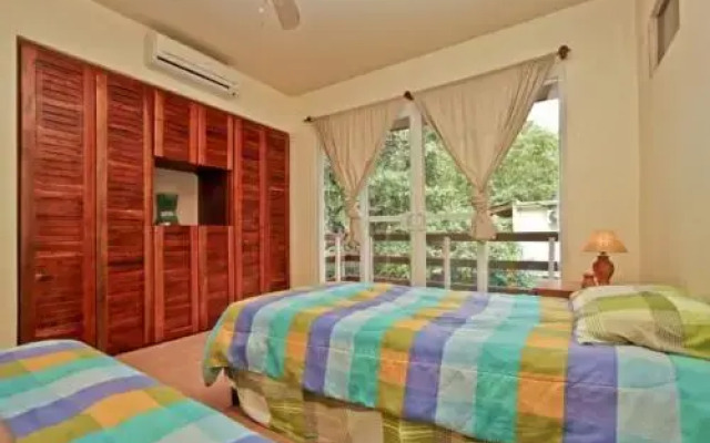 Private townhome 2 blocks from the beach and restaurants