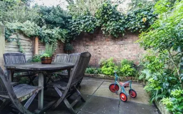 Three Bedroom House in Fulham