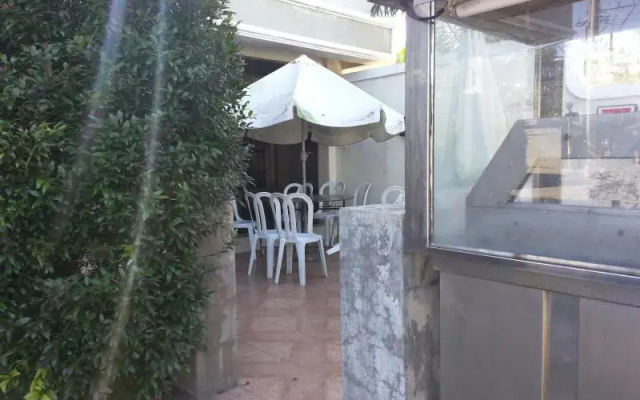 Traders Mega A Inn