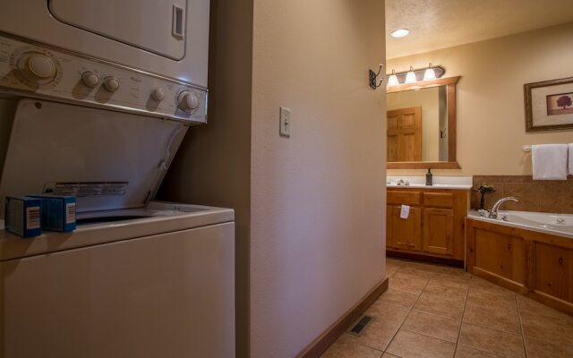 Lazy Pines Lodge by RedAwning