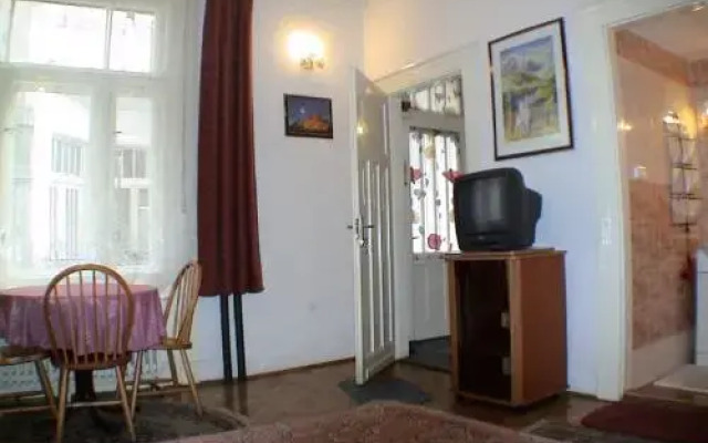 Garibaldi Guesthouse & Apartments