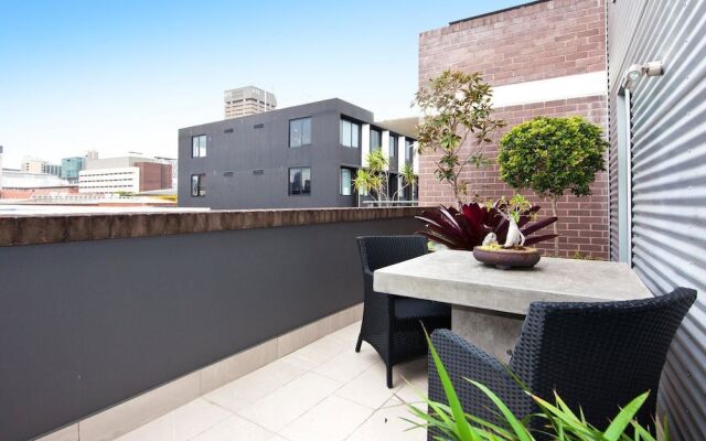 UM616 Sleek Split Level City Oasis in Ultimo