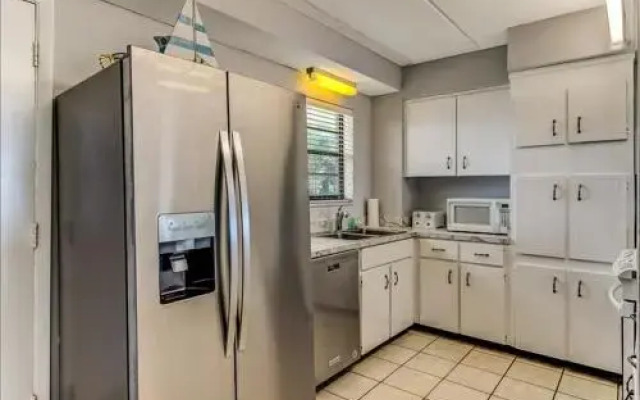 Spacious Oceanfront Condo, Easy Access to Private Fishing Pier by RedAwning