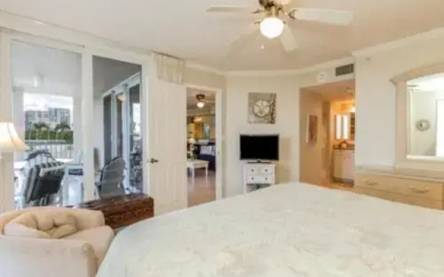 Deluxe Seaside Condo with Gorgeous View and Olympic-Size Pool by RedAwning