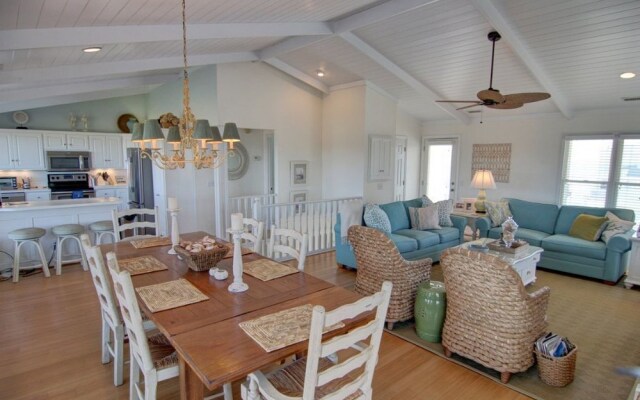 Carpe Diem 4 Bedroom Home by RedAwning