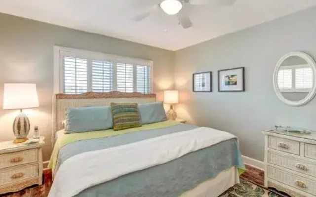 Gorgeous Oceanfront Views Condo with On Site Pool and Fully Covered Parking by RedAwning