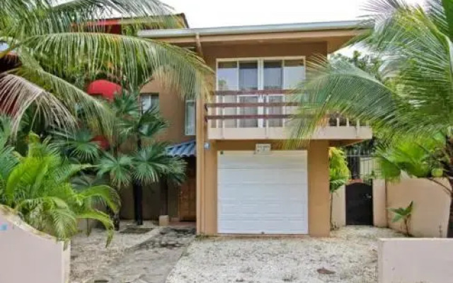 Private townhome 2 blocks from the beach and restaurants