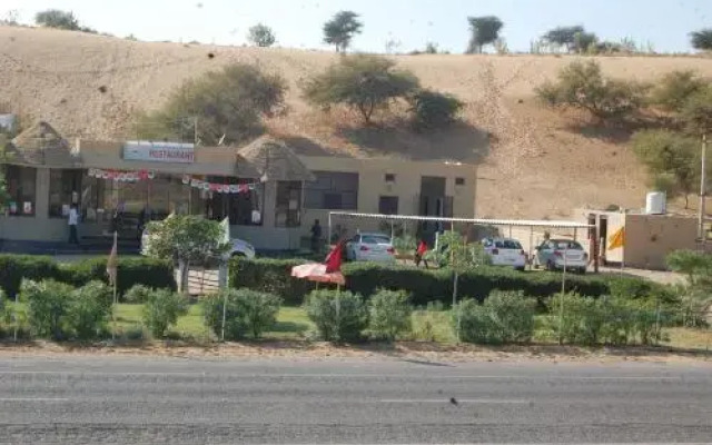 Thar Midway Hotel & Restaurant